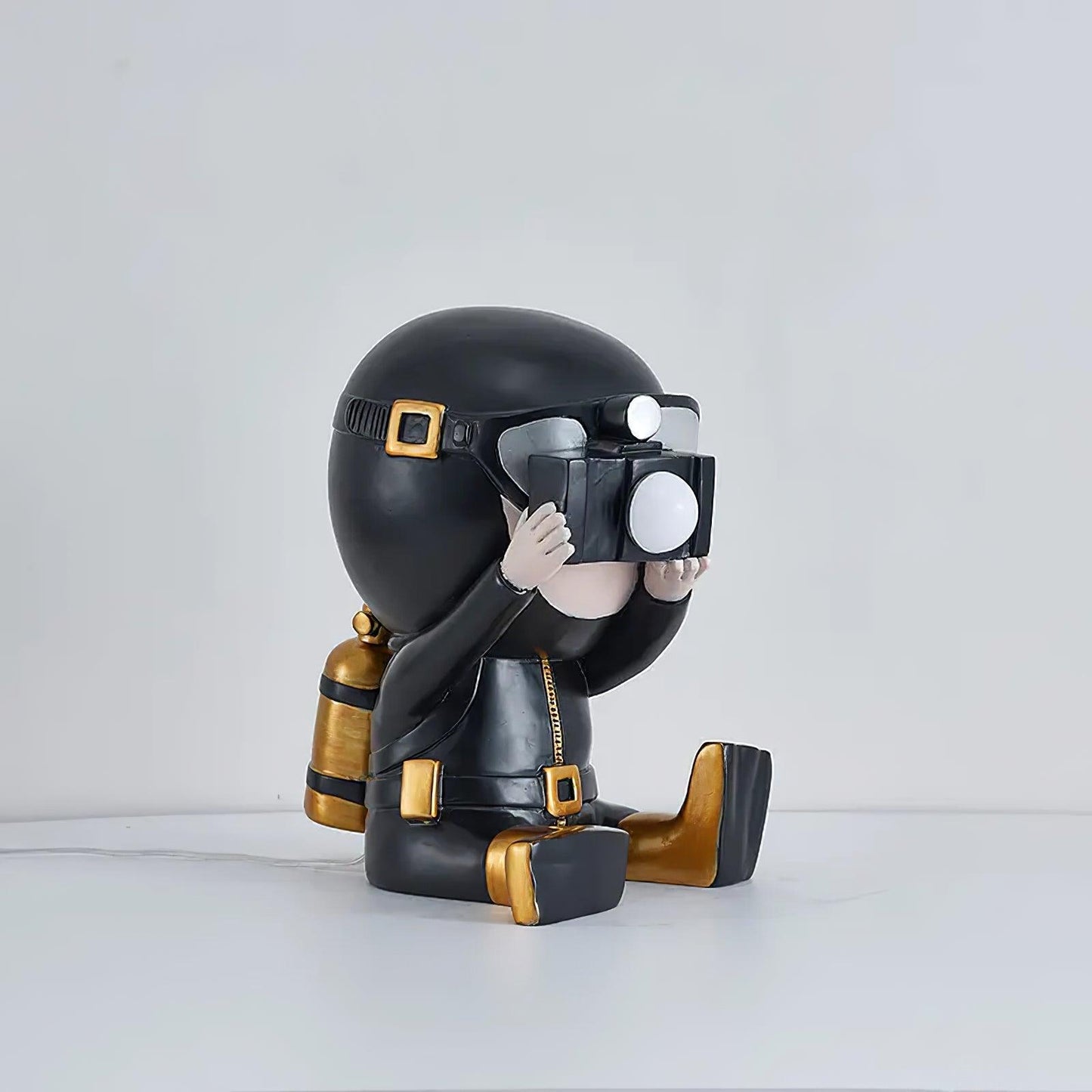 Adventurer Resin Table Lamp ∅ 7.1″ x H 10.6″ / Dia 33cm x H 34cm / Black & Gold / US Plug Table lamp