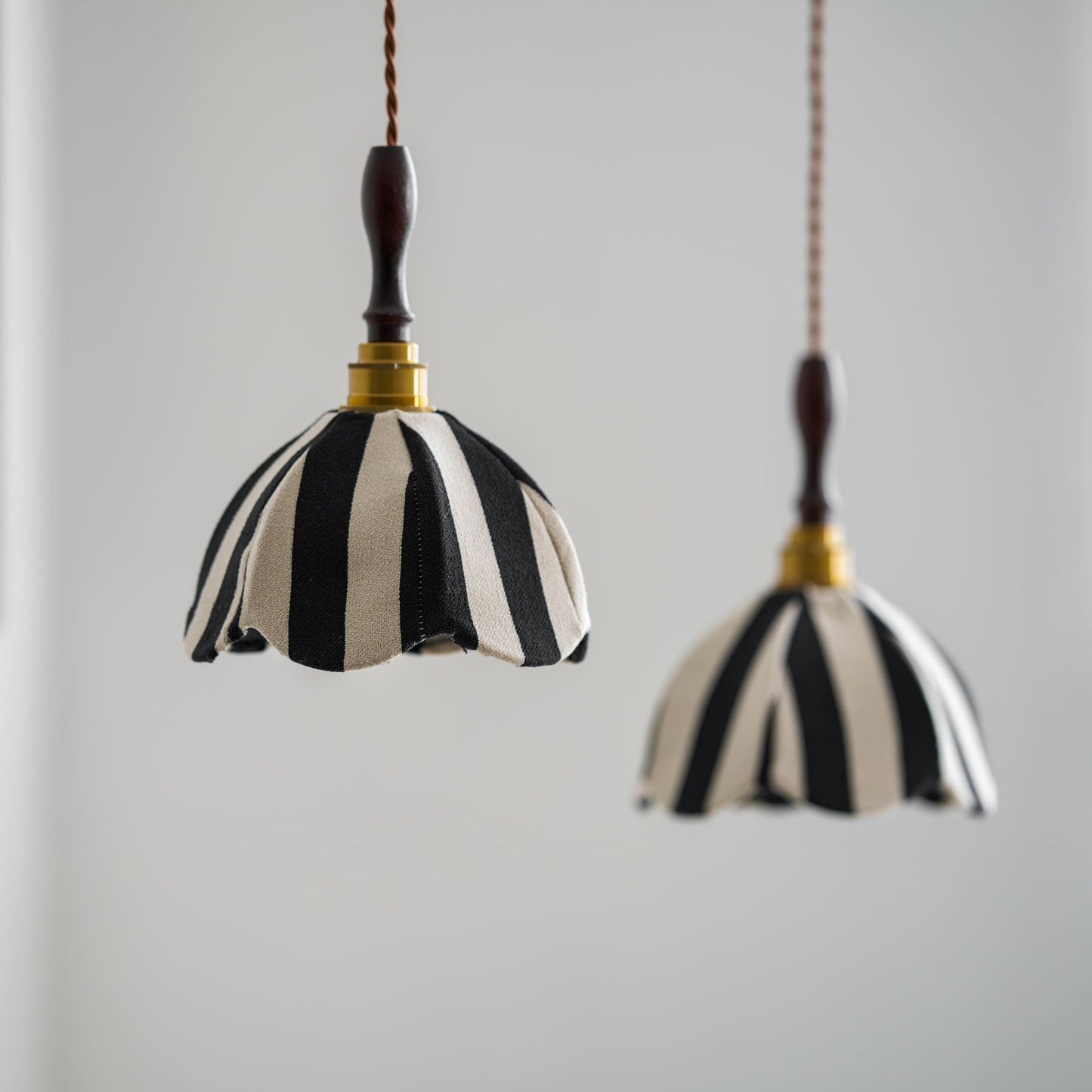 Marbre Stripe Pendant Light โ
7.9โโ x H 11โโ / Black & White 1001 pendant Lamp