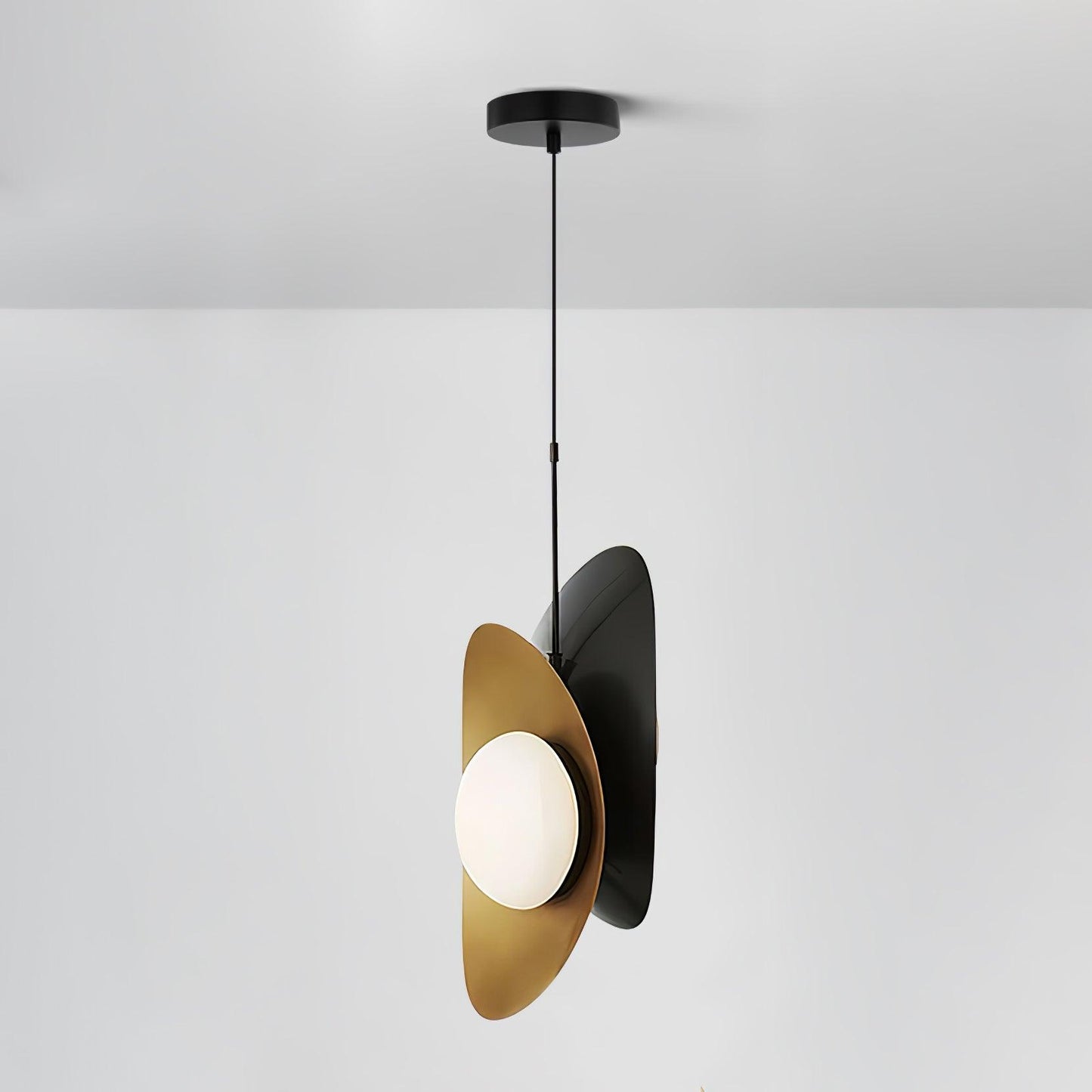 Golden Petal Pendant Lamp ∅ 7.8″ x H 18.1″ / Dia 20 cm x H 46 cm / Gold & Black Pendant light