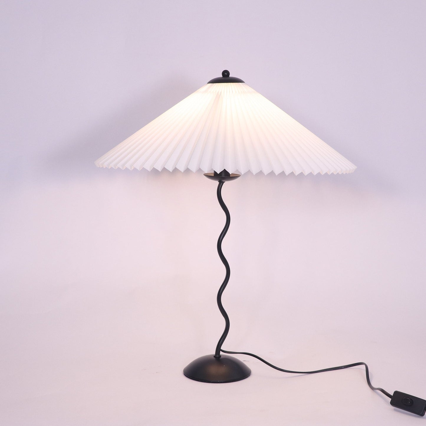 Squiggle Table Lamp ∅ 17″ x H 23.6″ / Dia 43cm x H 60cm / Black & White / US Plug Table lamp