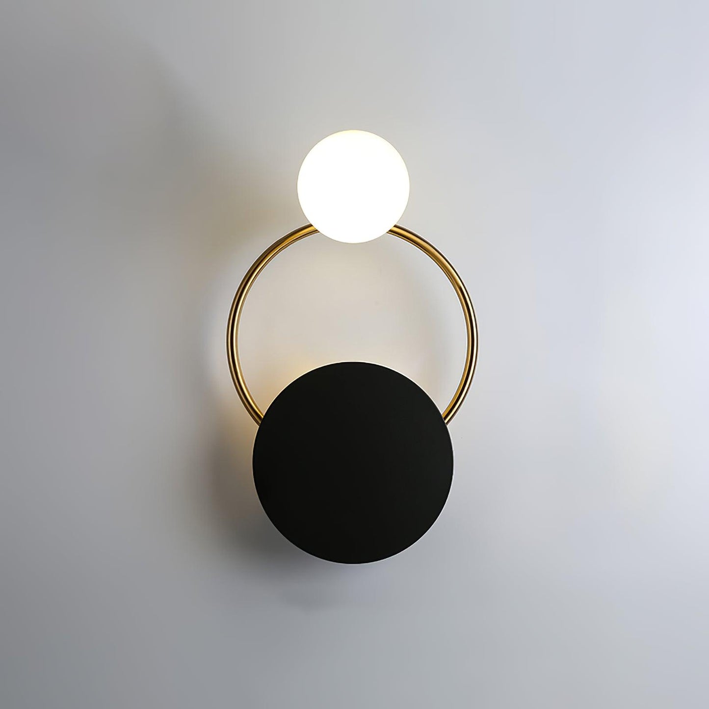 Schwarze Wandlampe mit kreisförmigen Ringen