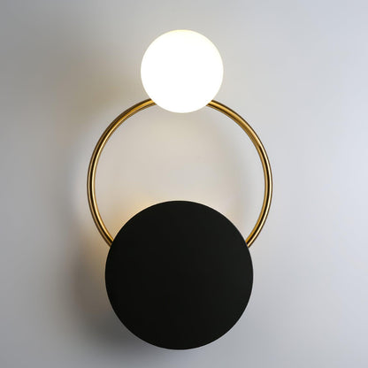 Schwarze Wandlampe mit kreisförmigen Ringen