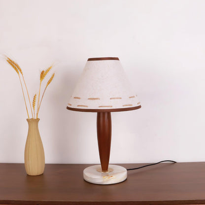 مصباح طاولة مخروطي الشكل