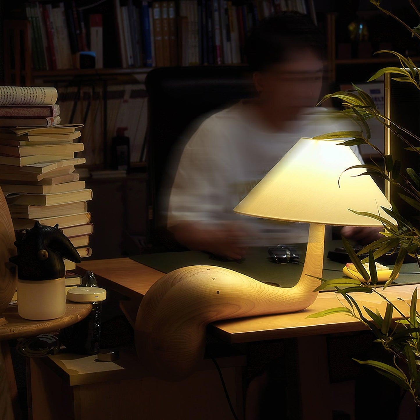 Kakuda Pine Desk Lamp