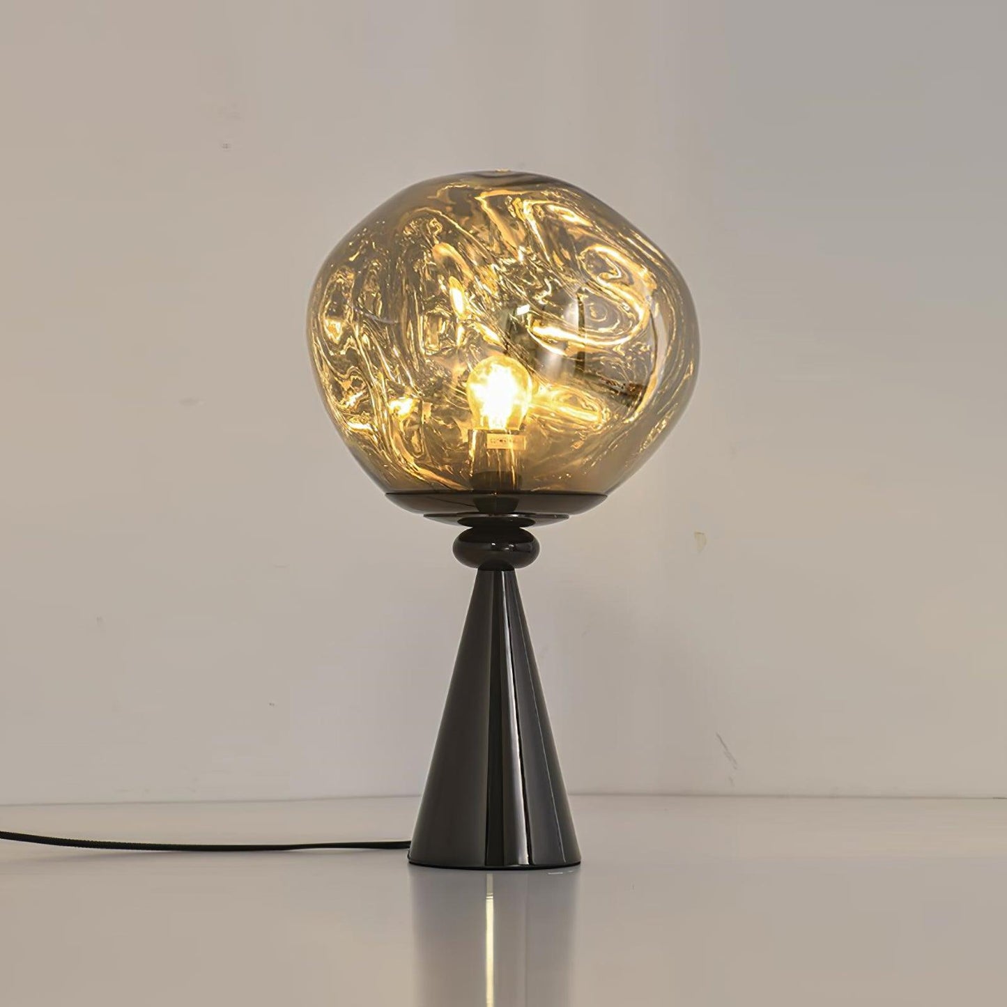 مصباح طاولة مخروطي من لافا