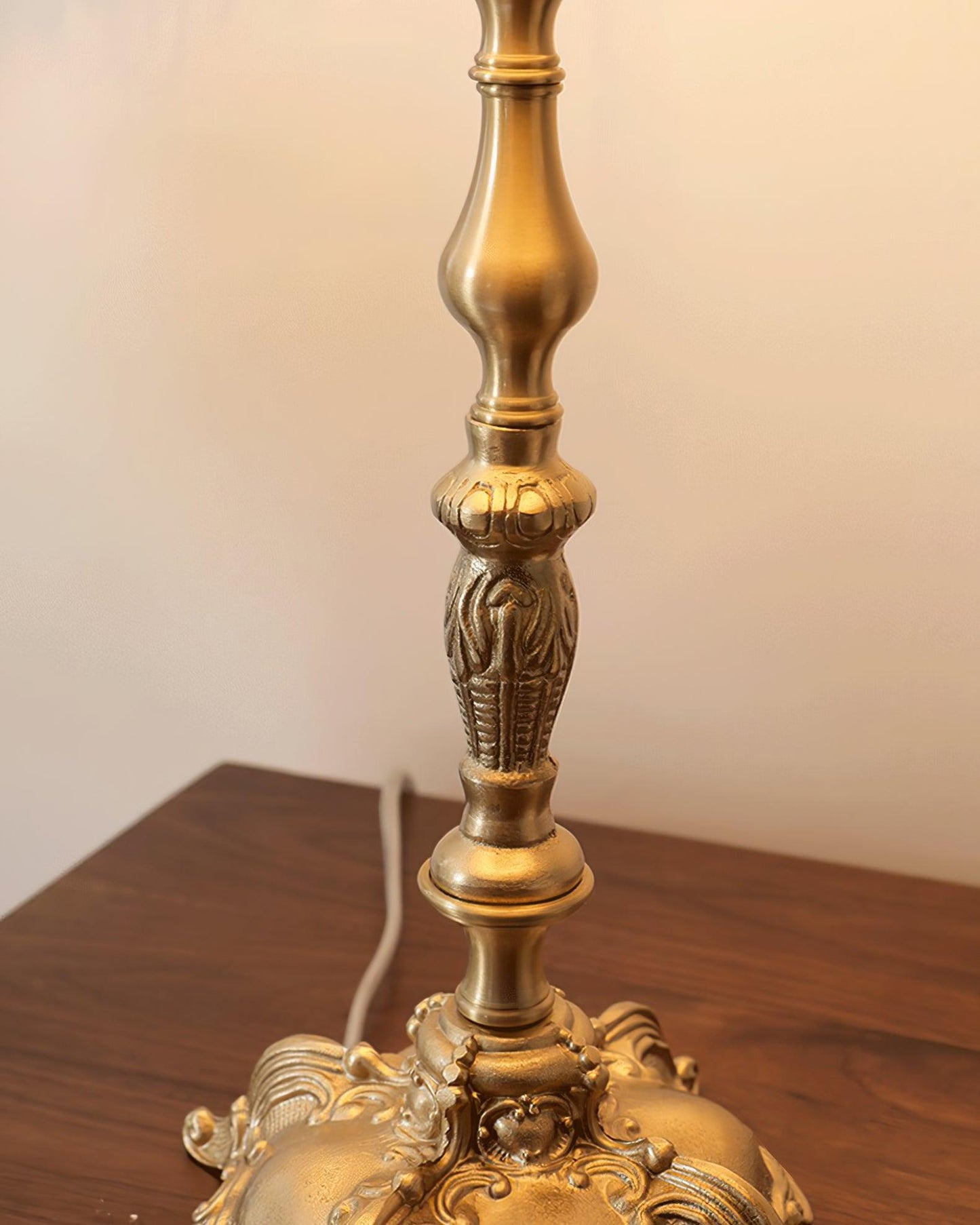Pantalla Table Lamp