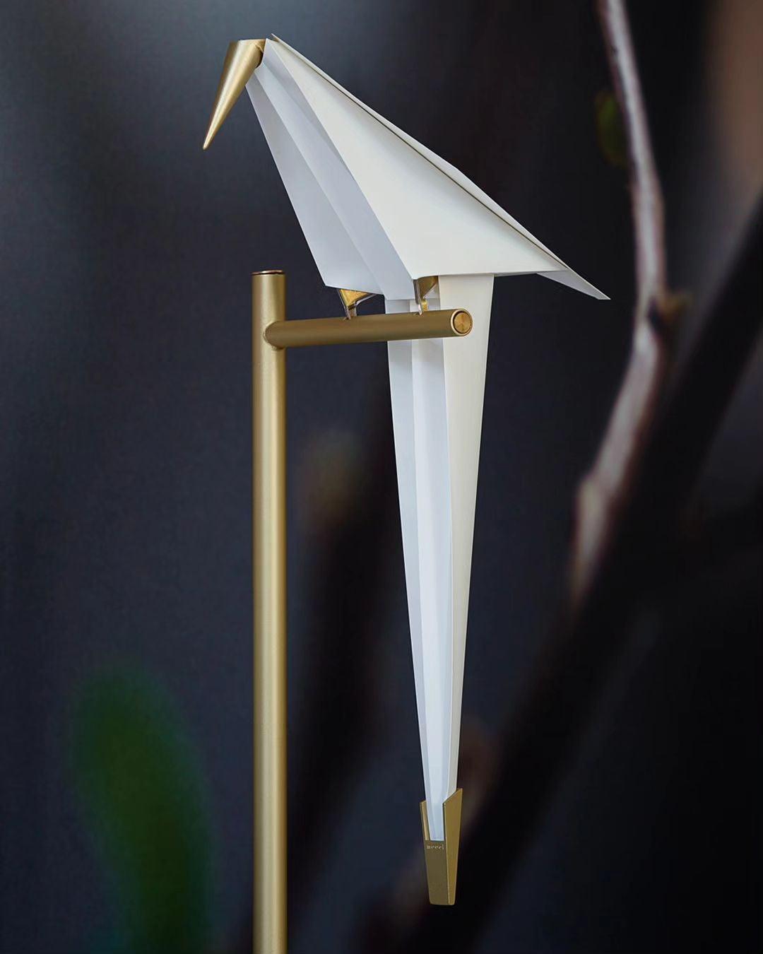 Stehlampe mit Papierkranich-Vogel 
