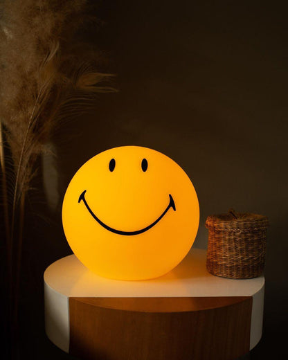 مصباح طاولة مدمج ببطارية قابلة للشحن مبتسم