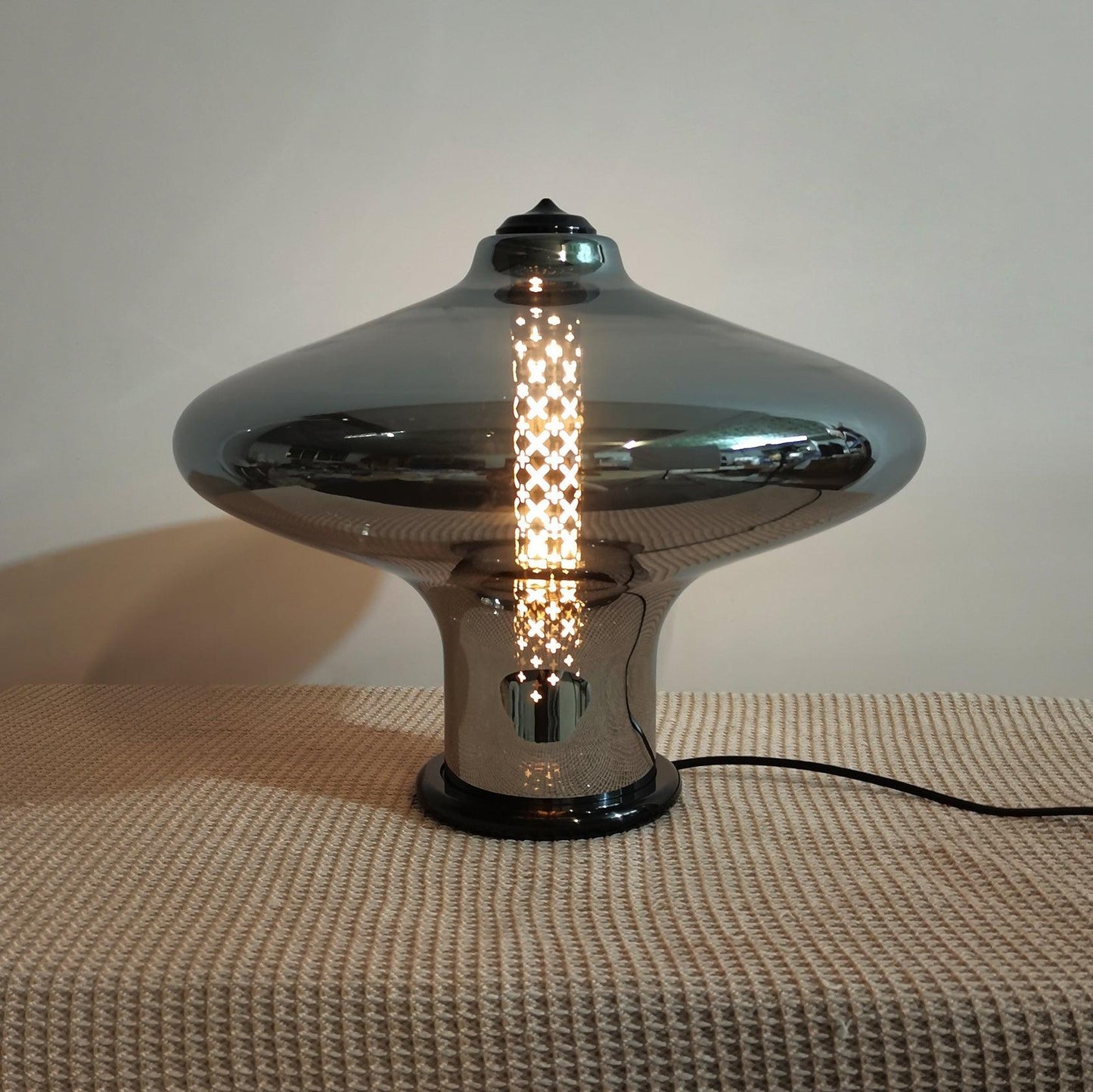 مصباح طاولة عصر الفضاء