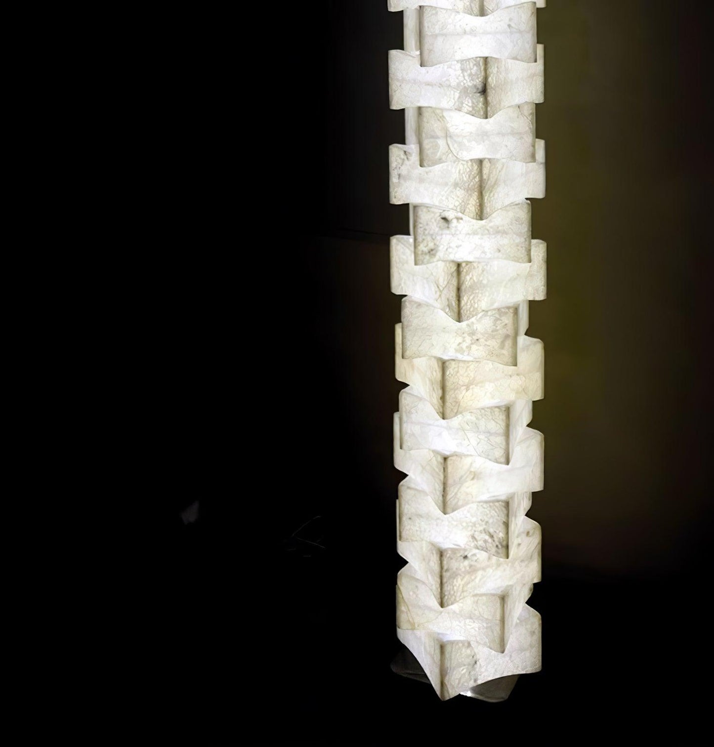 Stehlampe aus gestapelten Alabasterquadraten