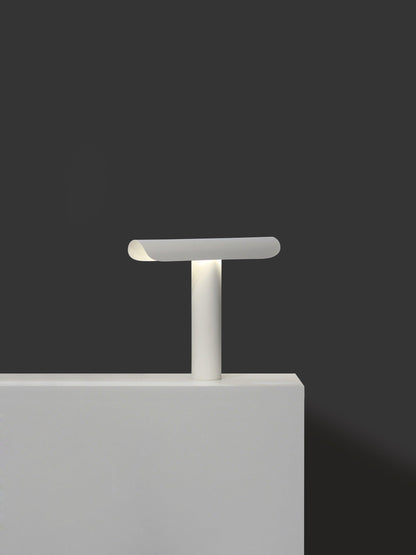 مصباح طاولة على شكل حرف T