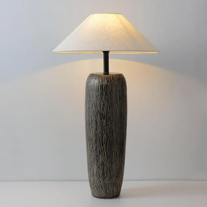 Stehlampe mit verwitterter Holzmaserung