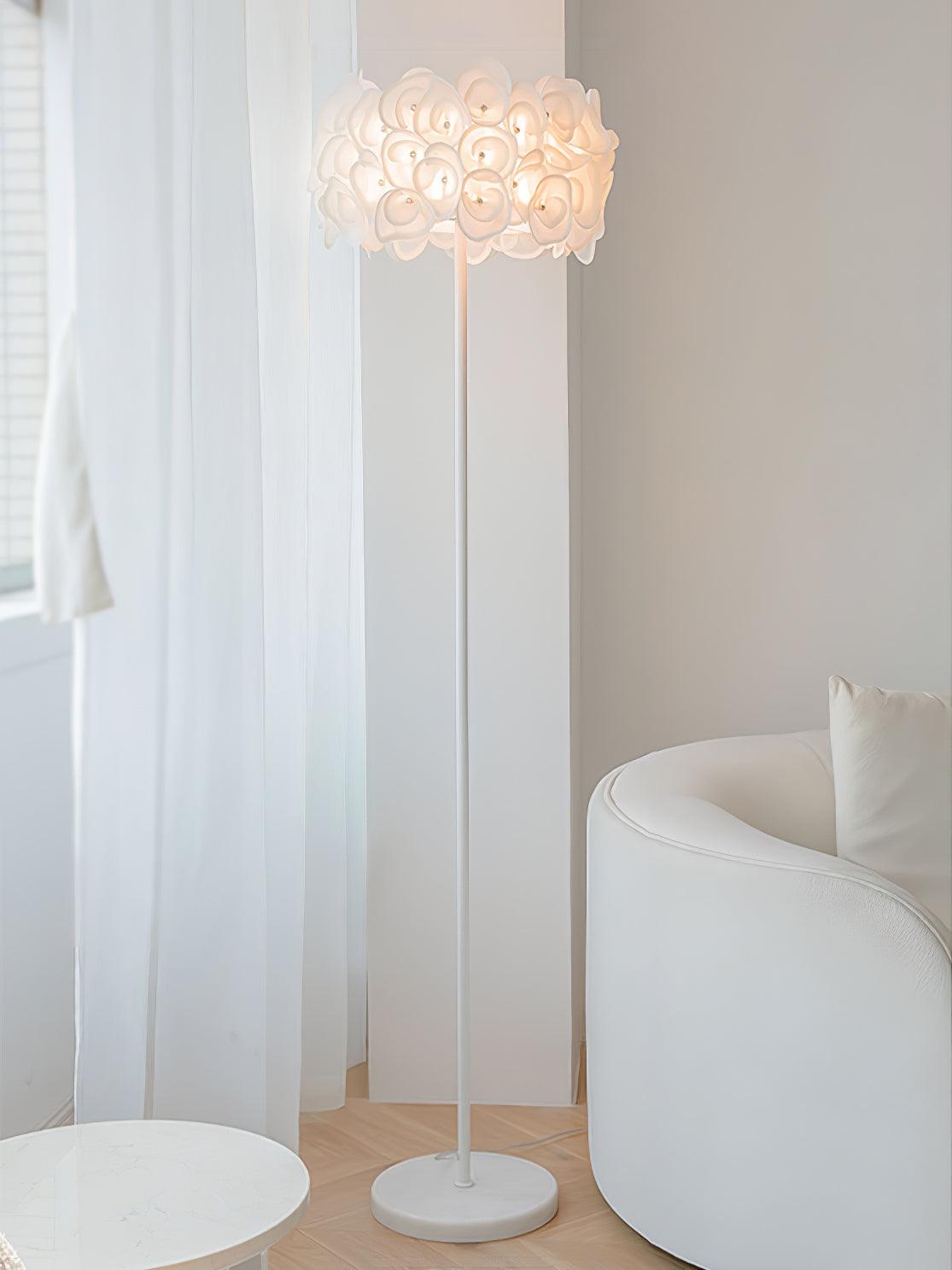Weiße Hortensien-Stehlampe