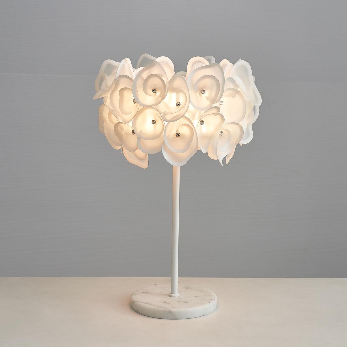 Weiße Hortensien-Tischlampe