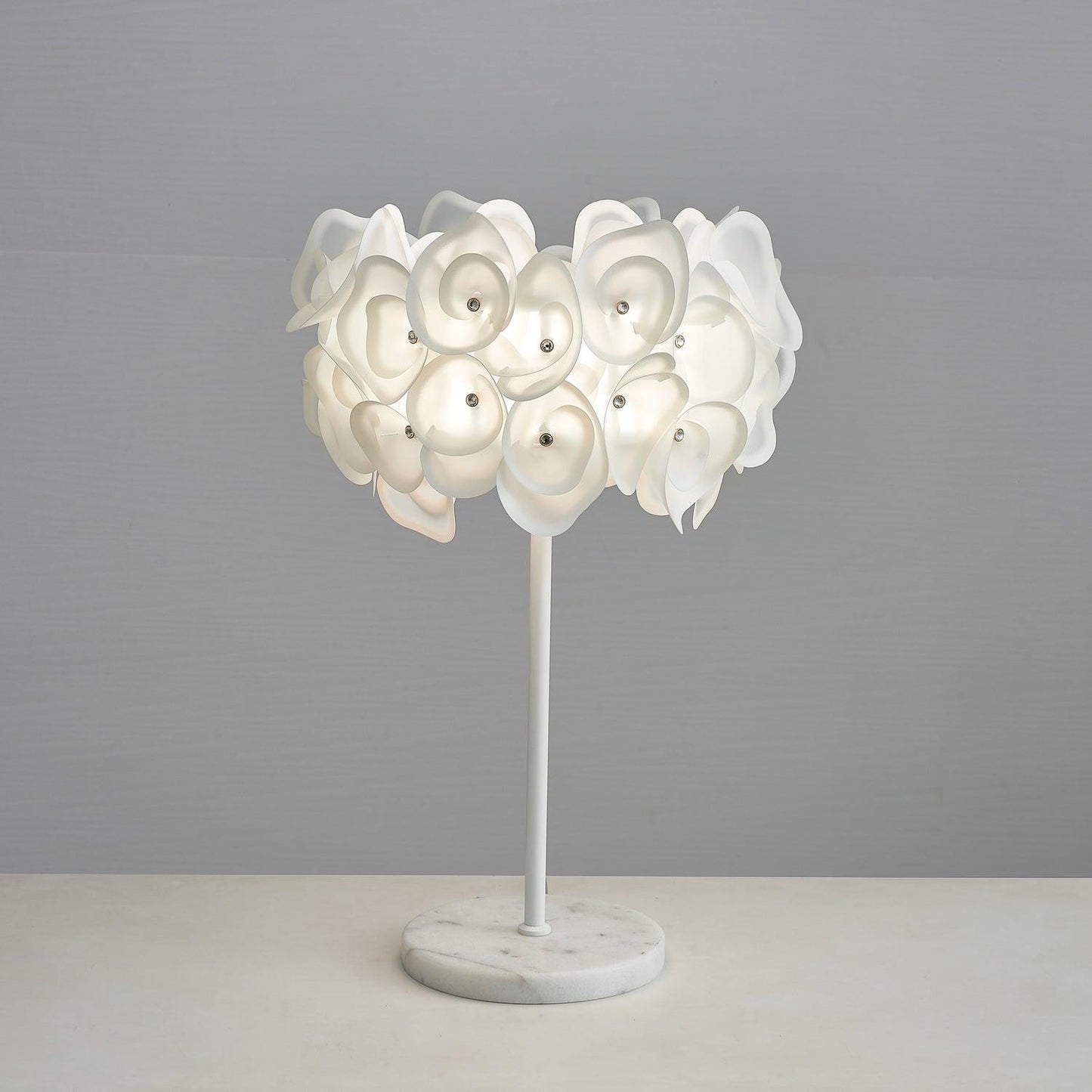 Weiße Hortensien-Tischlampe