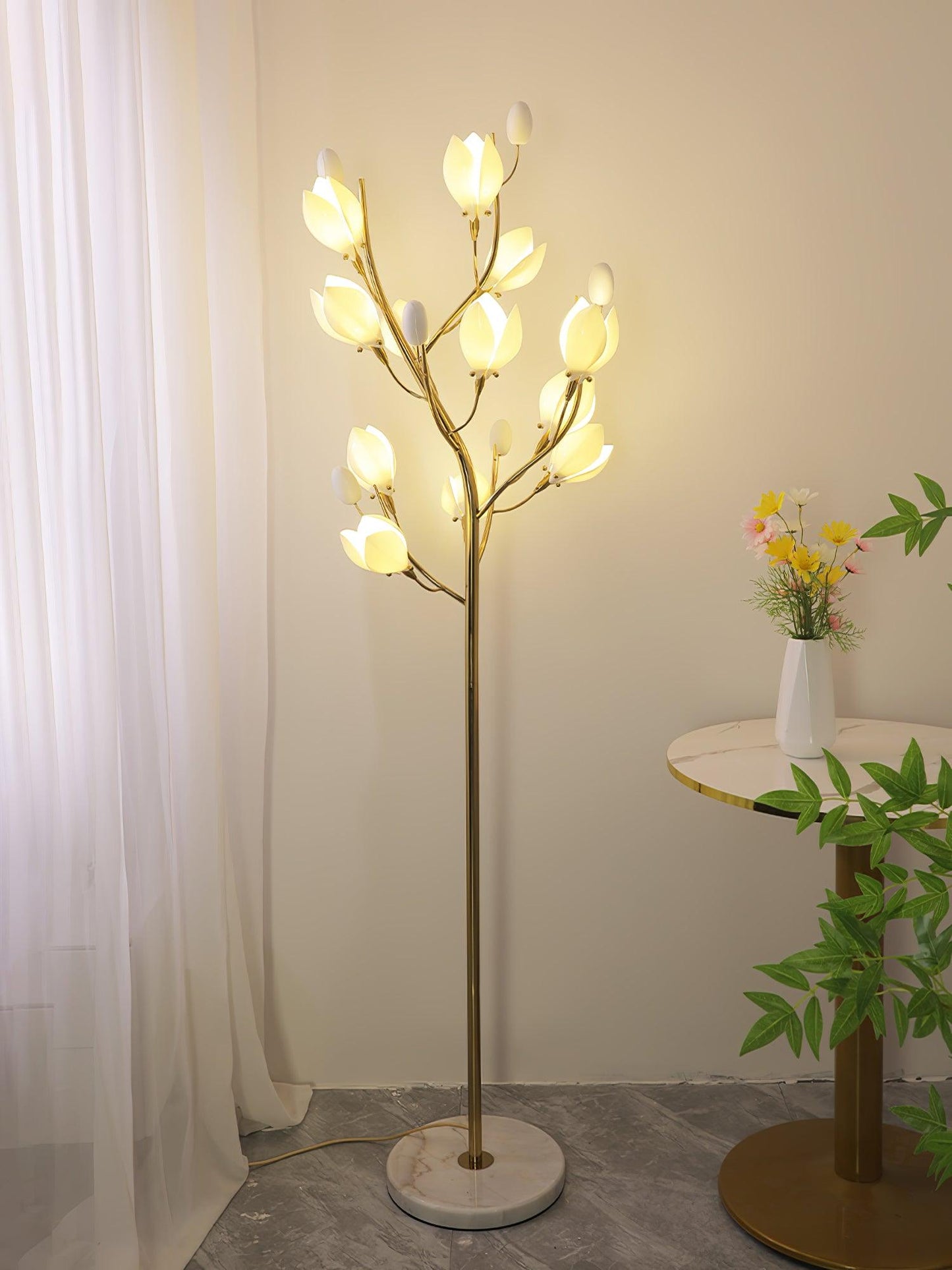 Weiße Stehlampe „Magnolia“ aus Porzellan