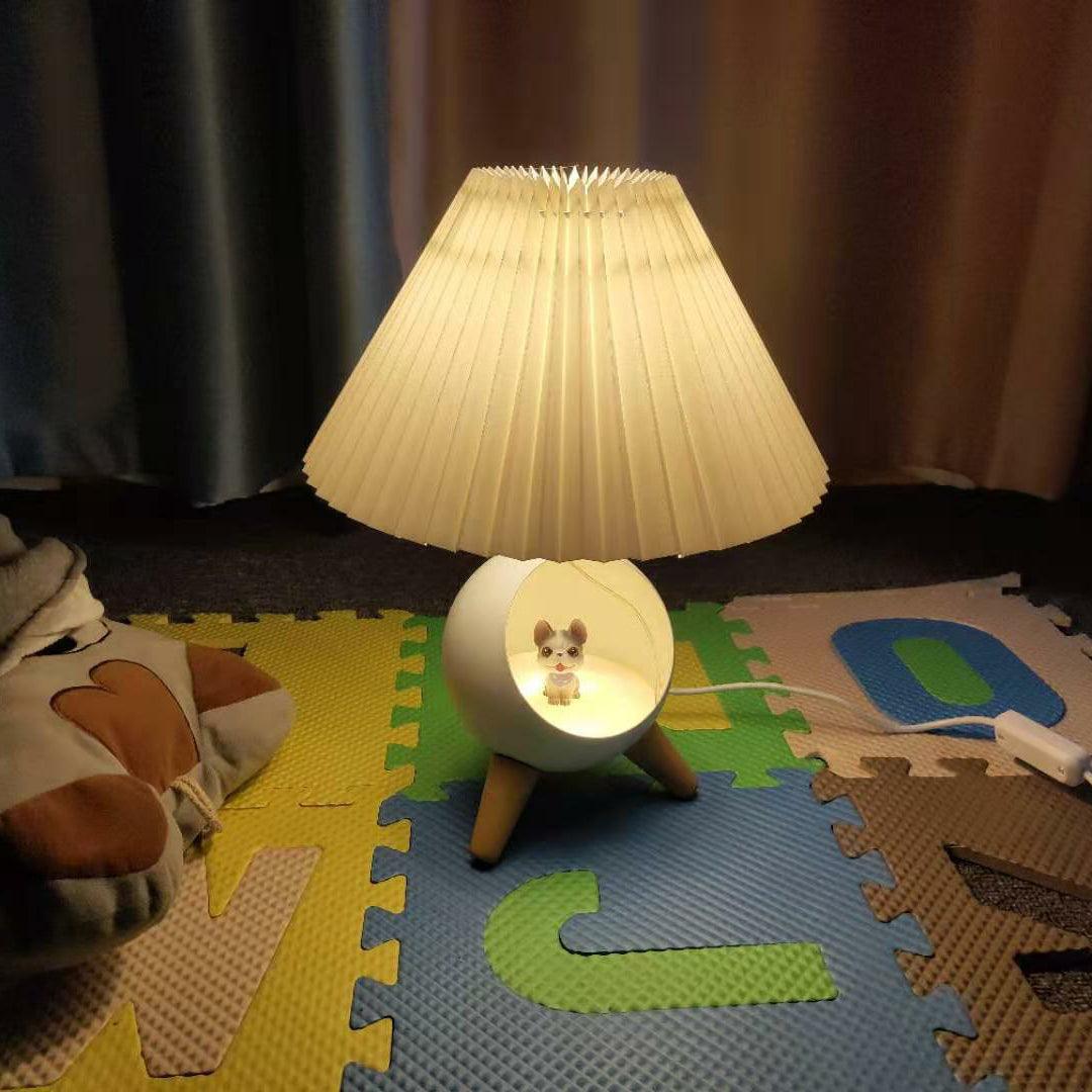 مصباح طاولة خشبي صغير