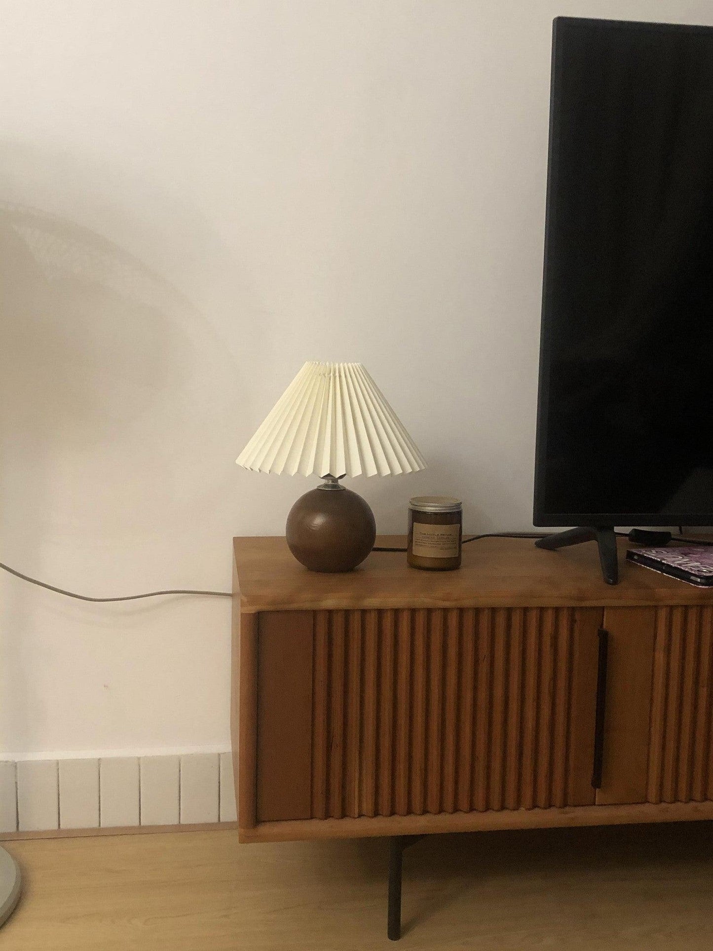 Plissierte Tischlampe aus Holz